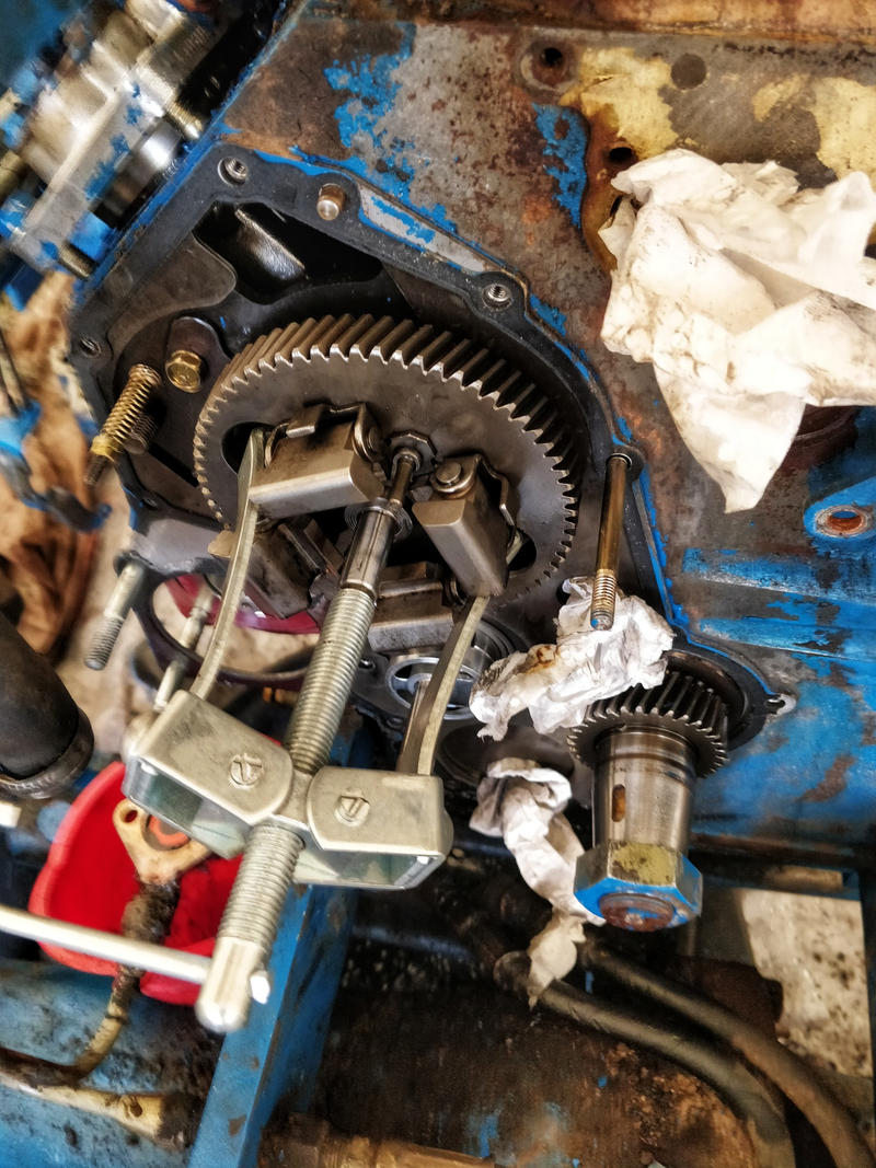 The little two-jaw puller is too weak.